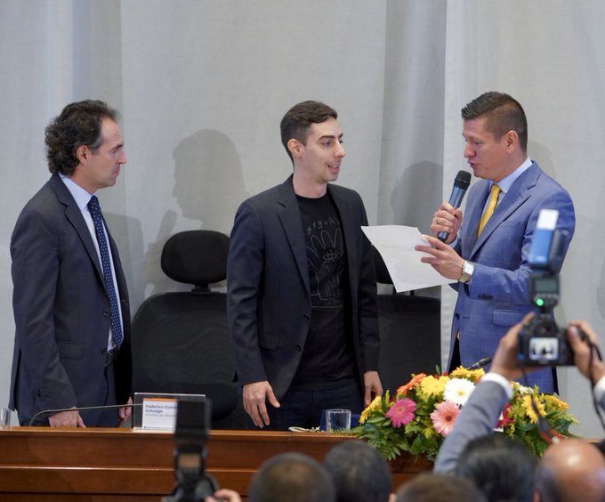 Chiflidos y Abucheos contra el concejal opositor se escucharon en el Concejo de Medellín por lo que el alcalde pidió respeto. Foto: @JuanCaUpeguiV