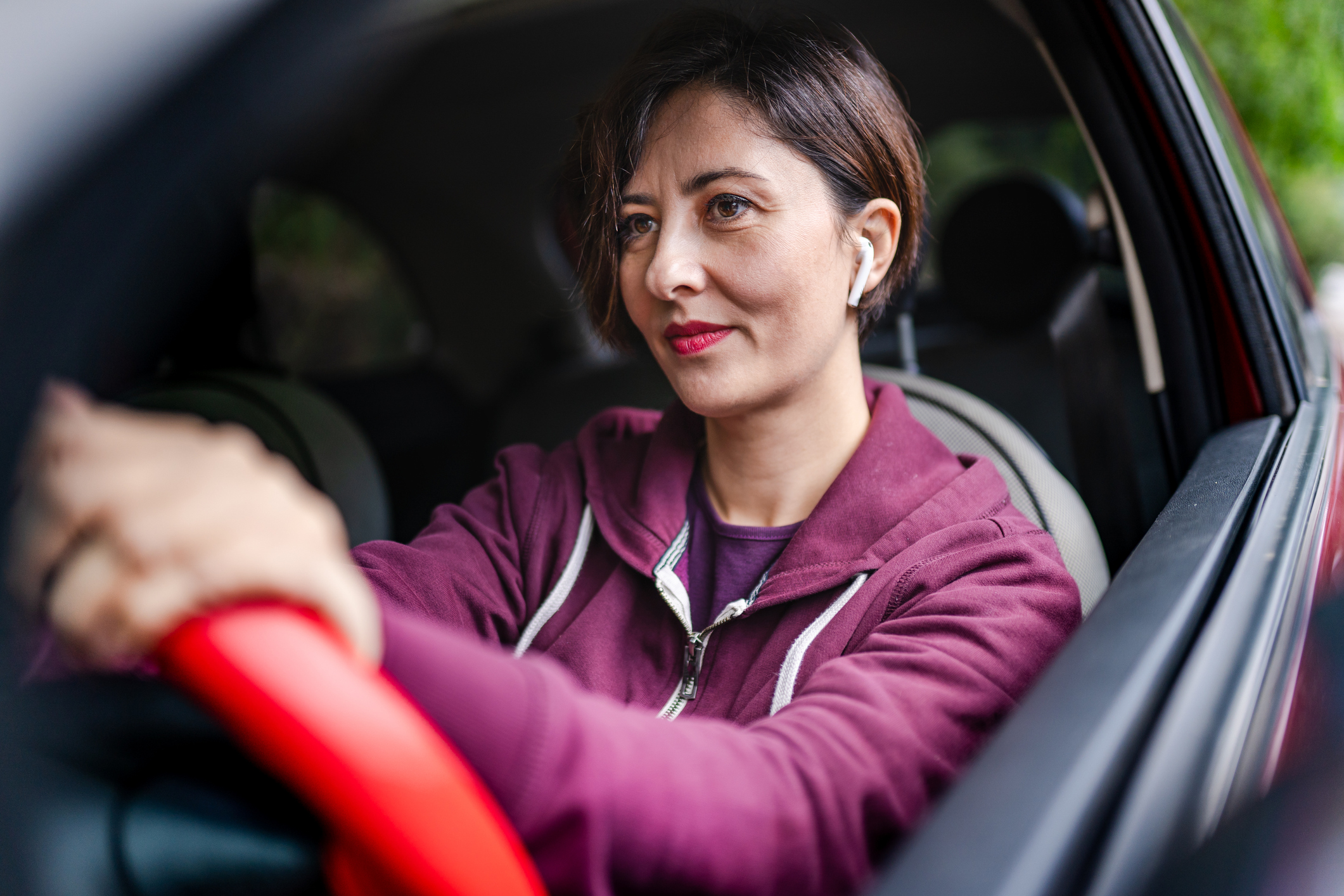 Conozca si se puede conducir mientras se llevan puestos los audífonos