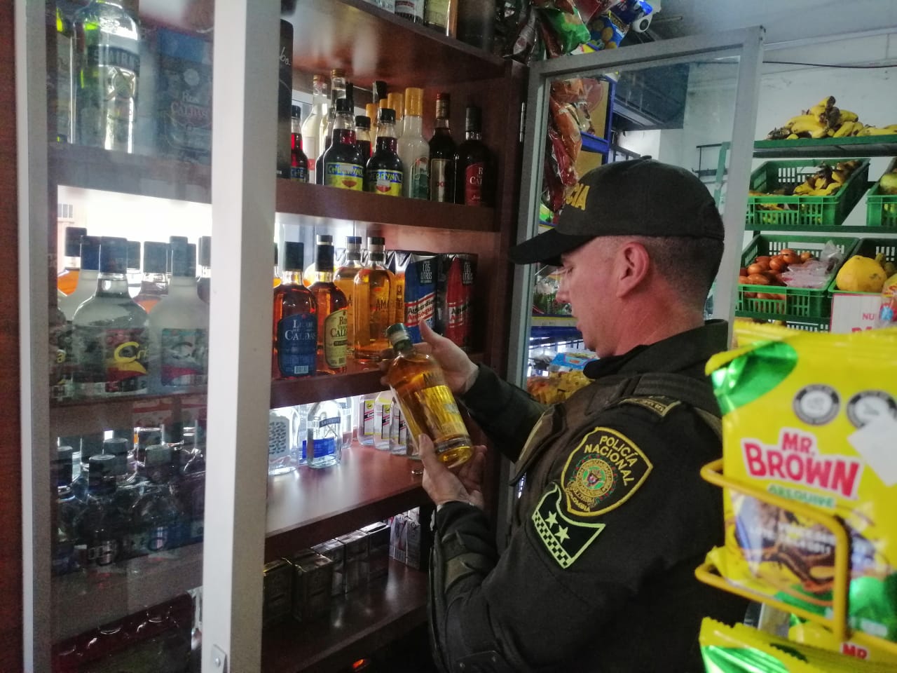 Entre las recomendaciones que entregan desde la Policía Metropolitana están las de consumir licor de forma moderada y adquirirlo únicamente en lugares reconocidos