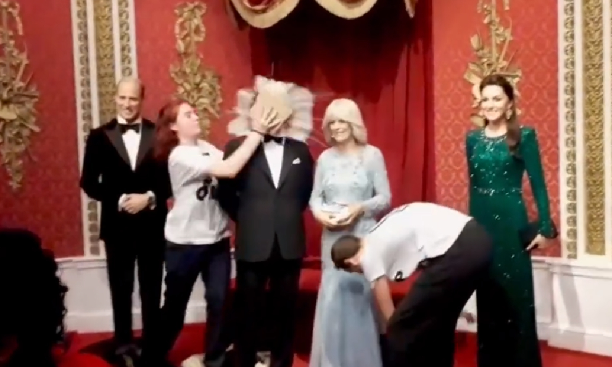 Activistas atacaron ahora la estatua de Carlos III en famoso museo en Londres.