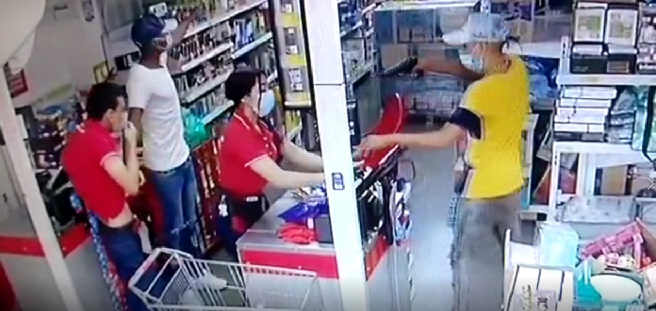 Las cámaras de seguridad del local comercial, dejaron en evidencia a dos hombres amedrantando a los empleados del lugar para robar dinero de la caja.