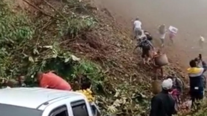 Los habitantes de la zona aseguran que desde la semana pasada la carretera que comunica con el municipio de Cartago se encuentra obstruida en varios puntos por los derrumbes.