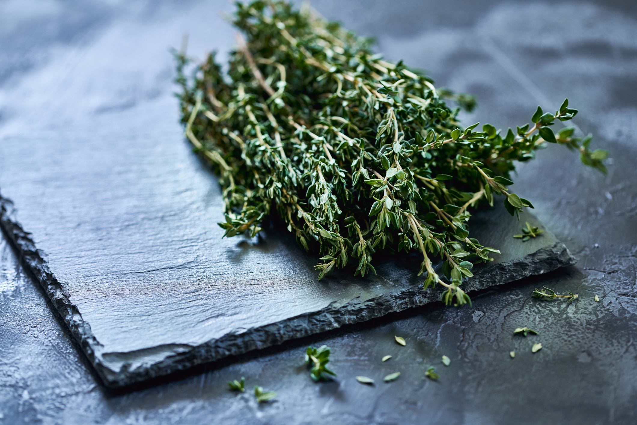 El tomillo destaca por sus propiedades antibacterianas, antiinflamatorias, expectorantes y analgésicas.