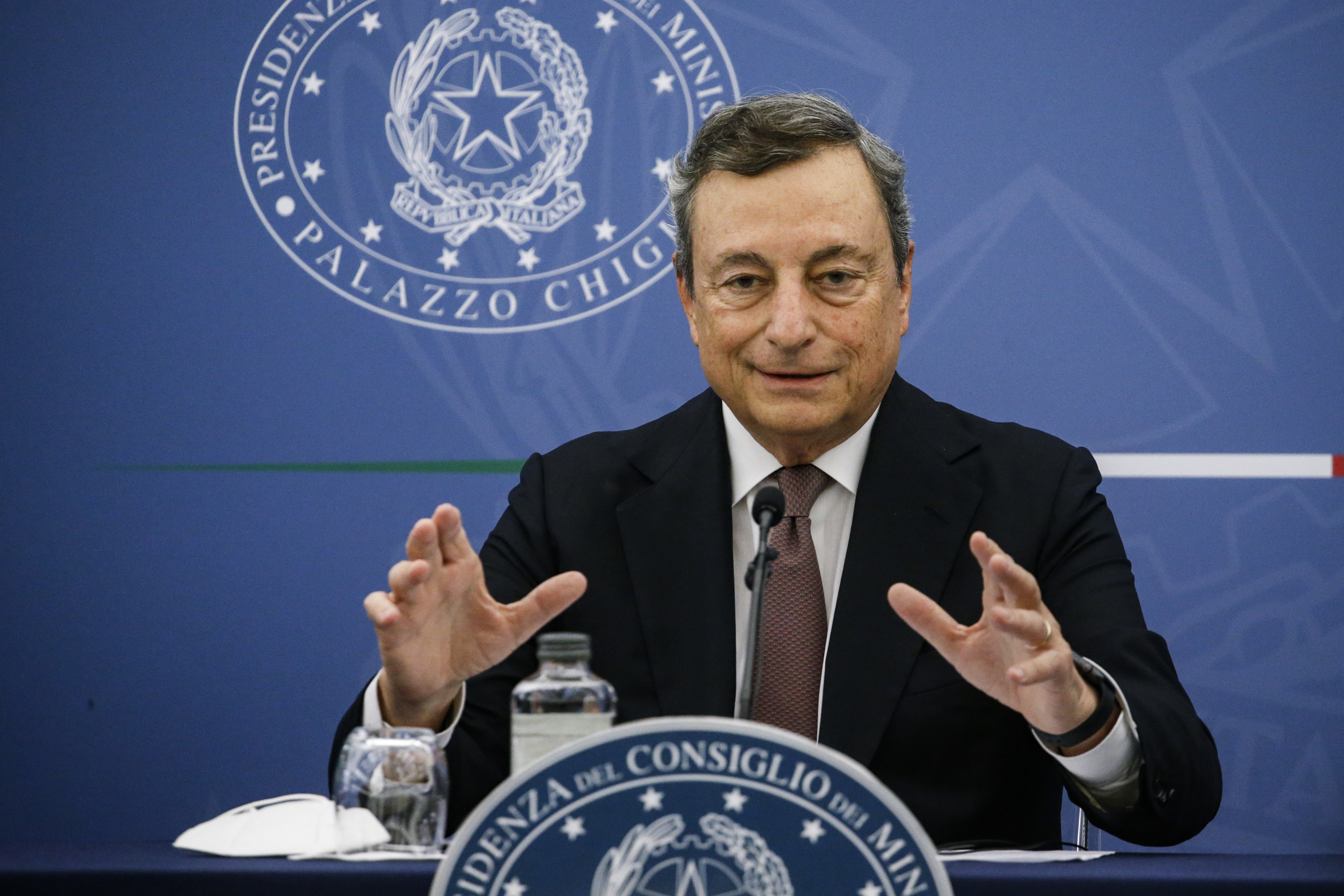 El primer ministro italiano Mario Draghi habla durante una conferencia de prensa en el Palacio Chigi, en Roma. Draghi ha criticado como "cobardes" a los opositores a la vacuna COVID-19 que han estado amenazando o acosando a ministros, gobernadores, periodistas y médicos italianos .  (Fabio Frustaci / Pool Photo vía AP)