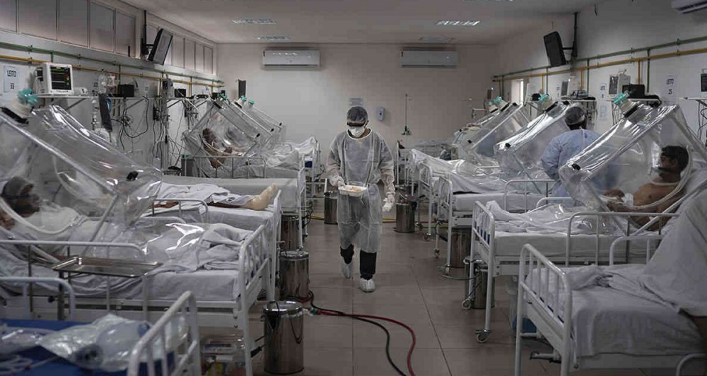 Imagen de archivo de pacientes covid-19 tratados dentro de un sistema de ventilación no invasivo llamado "Cápsula Vanessa", en el hospital municipal de campo Gilberto Novaes, en Manaos. Mayo de 2020. AP