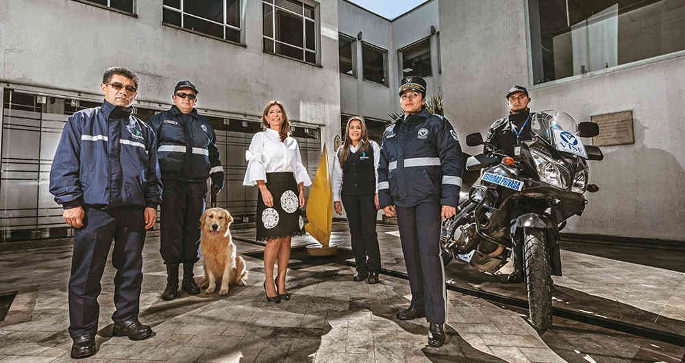 De izquierda a derecha: Felipe Navarro, mensajero; Wilmer Mujica, manejador canino; Ana Rocío Sabogal, presidente del Grupo Altum; Fabiola Sibajá, supervisora de servicios generales; Patricia Diosa, guardia de seguridad, y Carlos Fernando Rodríguez, escolta.
