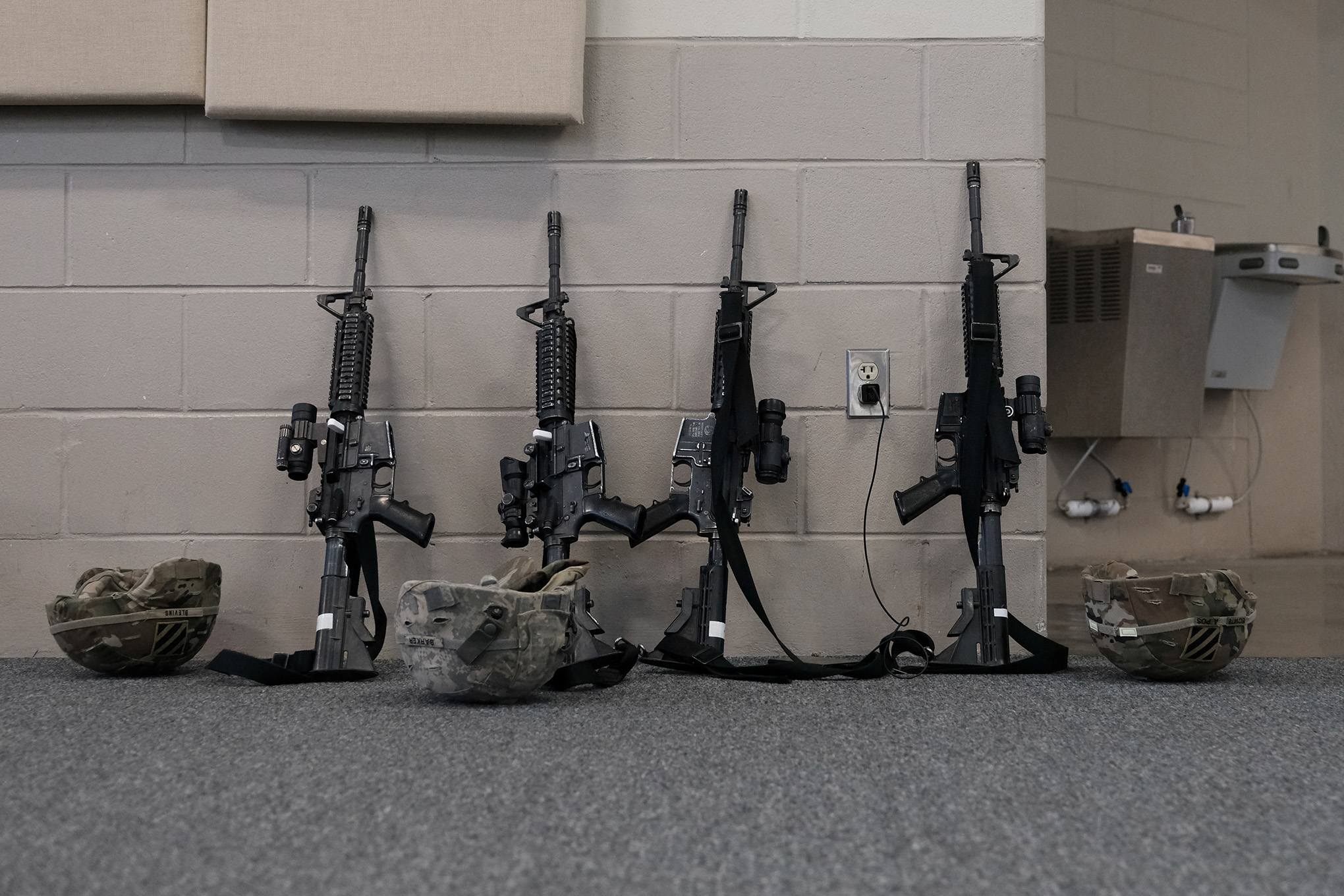 Las armas pertenecientes a los soldados del Ejército de EE. UU. se apoyan contra una pared mientras los soldados esperan para abordar un avión de transporte con destino a Europa en un despliegue lanzado en respuesta a la invasión de Ucrania por parte de Rusia, en el Aeródromo del Ejército de Hunter, Georgia, EE. UU., 2 de marzo de 2022. Foto REUTERS/ Michael A. McCoy