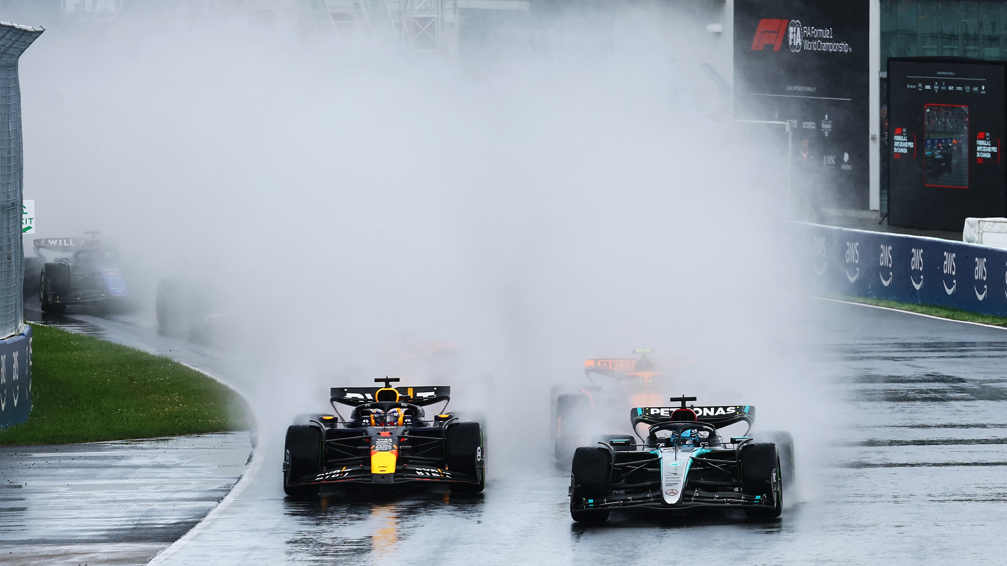 MONTREAL, QUEBEC - JUNE 09: George Russell of Great Britain driving the (63) Mercedes AMG Petronas F1 Team W15 leads Max Verstappen of the Netherlands driving the (1) Oracle Red Bull Racing RB20 and the rest of the field at the start during the F1 Grand Prix of Canada at Circuit Gilles Villeneuve on June 09, 2024 in Montreal, Quebec.   Mark Thompson/Getty Images/AFP (Photo by Mark Thompson / GETTY IMAGES NORTH AMERICA / Getty Images via AFP)