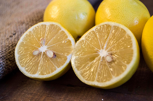 Las semillas del limón, contiene una lignina, un fitoestrogeno que al ser metabolizado por la microflora intestinal humana.