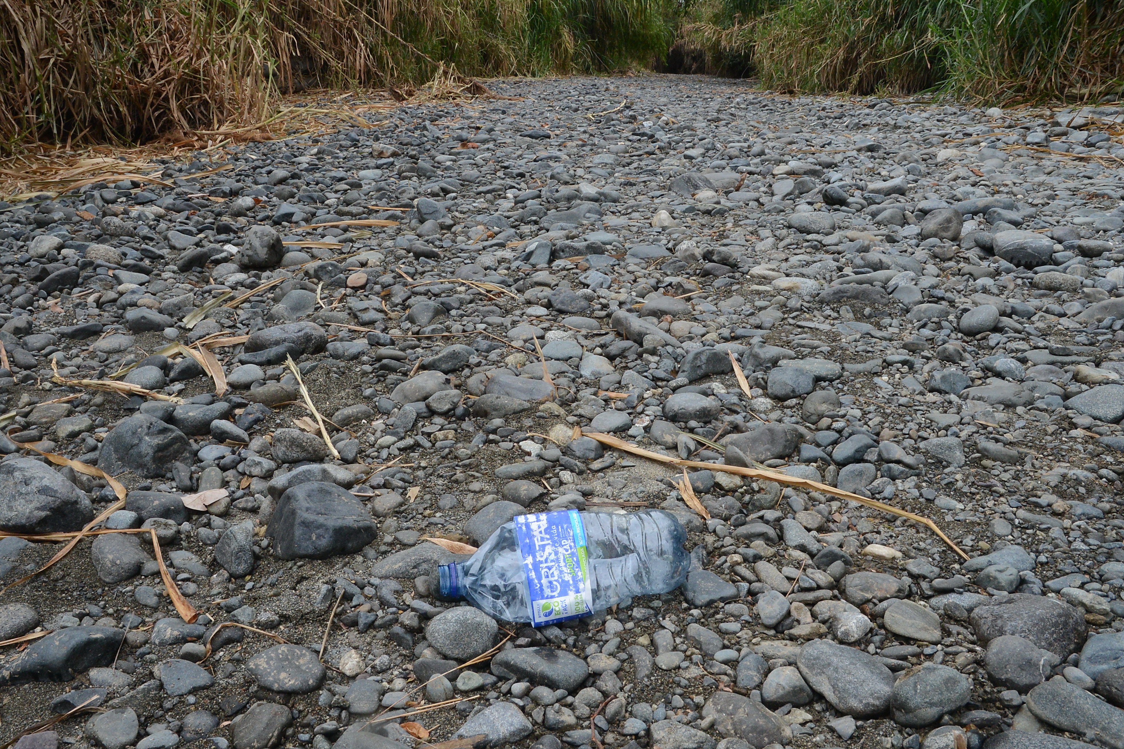 Los habitantes del municipio de Guacarí, están preocupados por la intensa ola de calor que azota el país por el fenómeno de El niño que seco  el río Guabas en su paso por puente amarillo, dejando un panorama de polvo y piedras. foto José L Guzmán El País  febrero 2-24