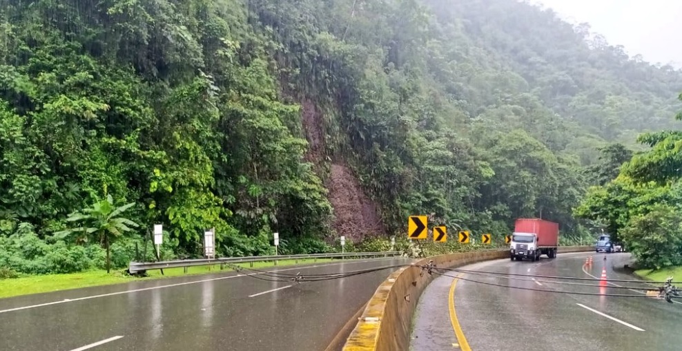 Vía cerrada entre Buenaventura y Buga.