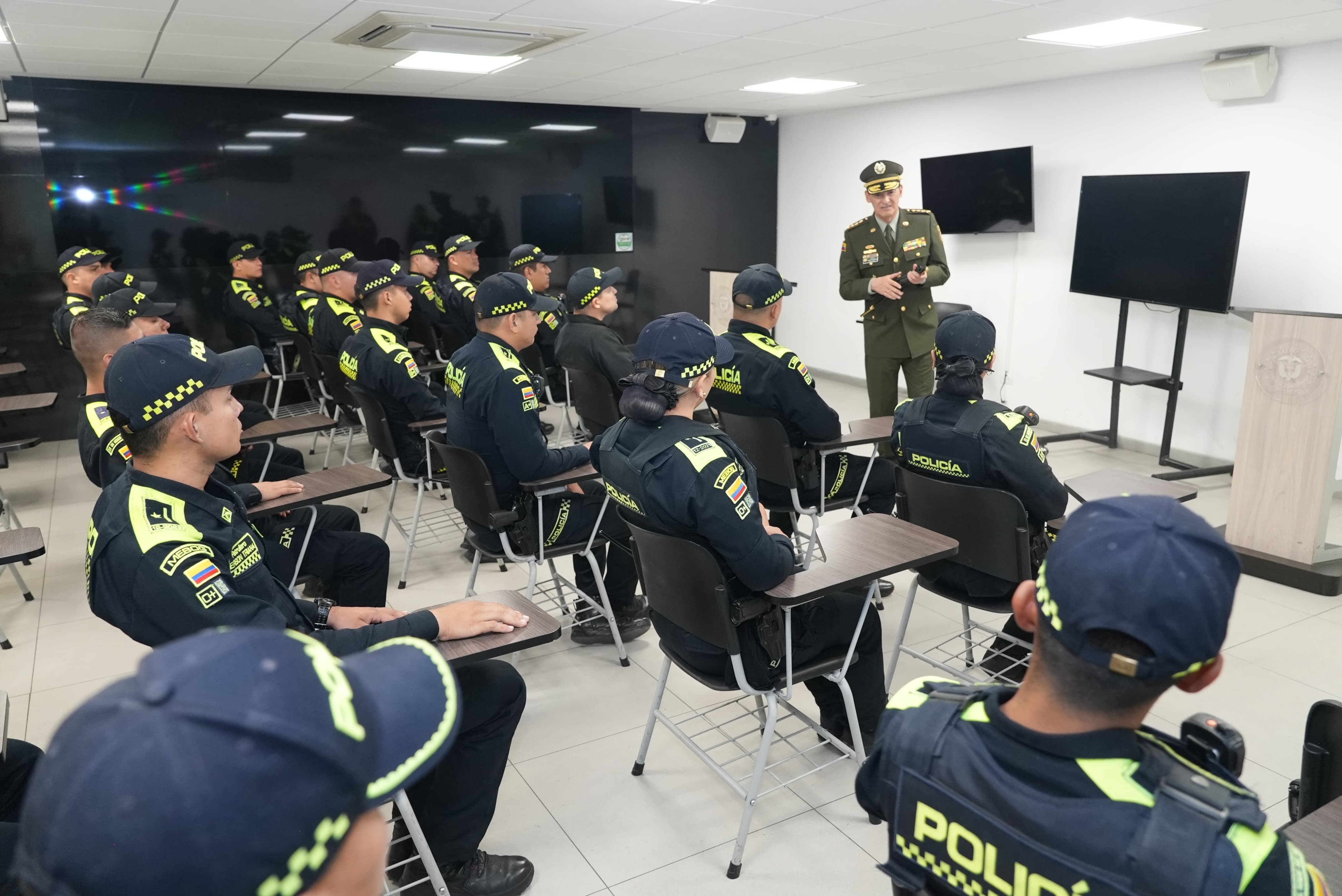 El director de la Policía, el general William Salamanca, conversa con policías sobre el nuevo modelo de policía que busca tener más contacto con la comunidad.