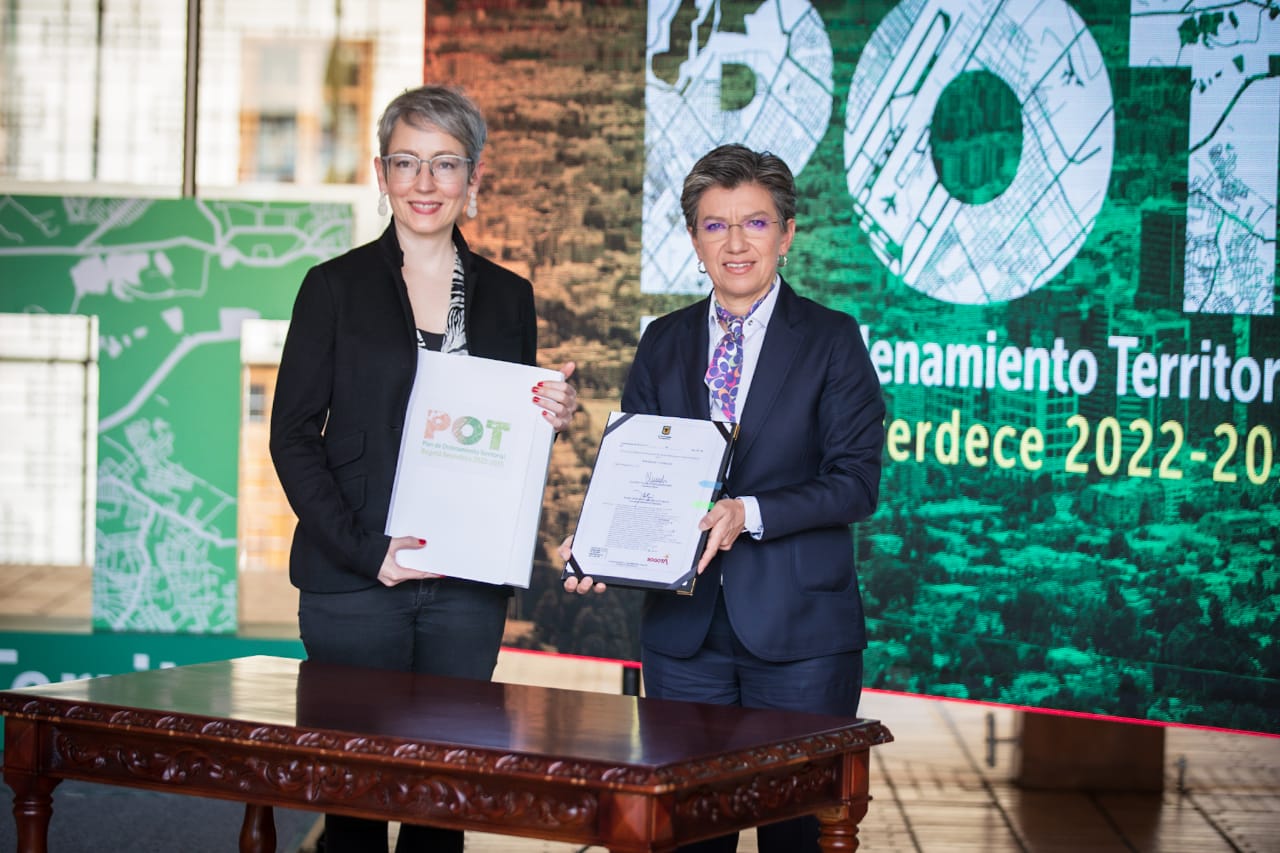 Alcaldesa Claudia López y la secretaria de Planeación, María Mercedes Jaramillo, expidiendo el POT por decreto.