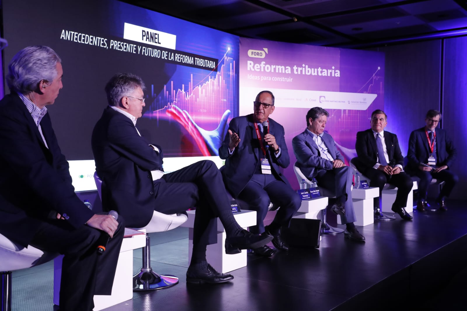 Foro Reforma Tributaria. Participación de exministros y del presidente de la Andi, además de expertos tributaristas.