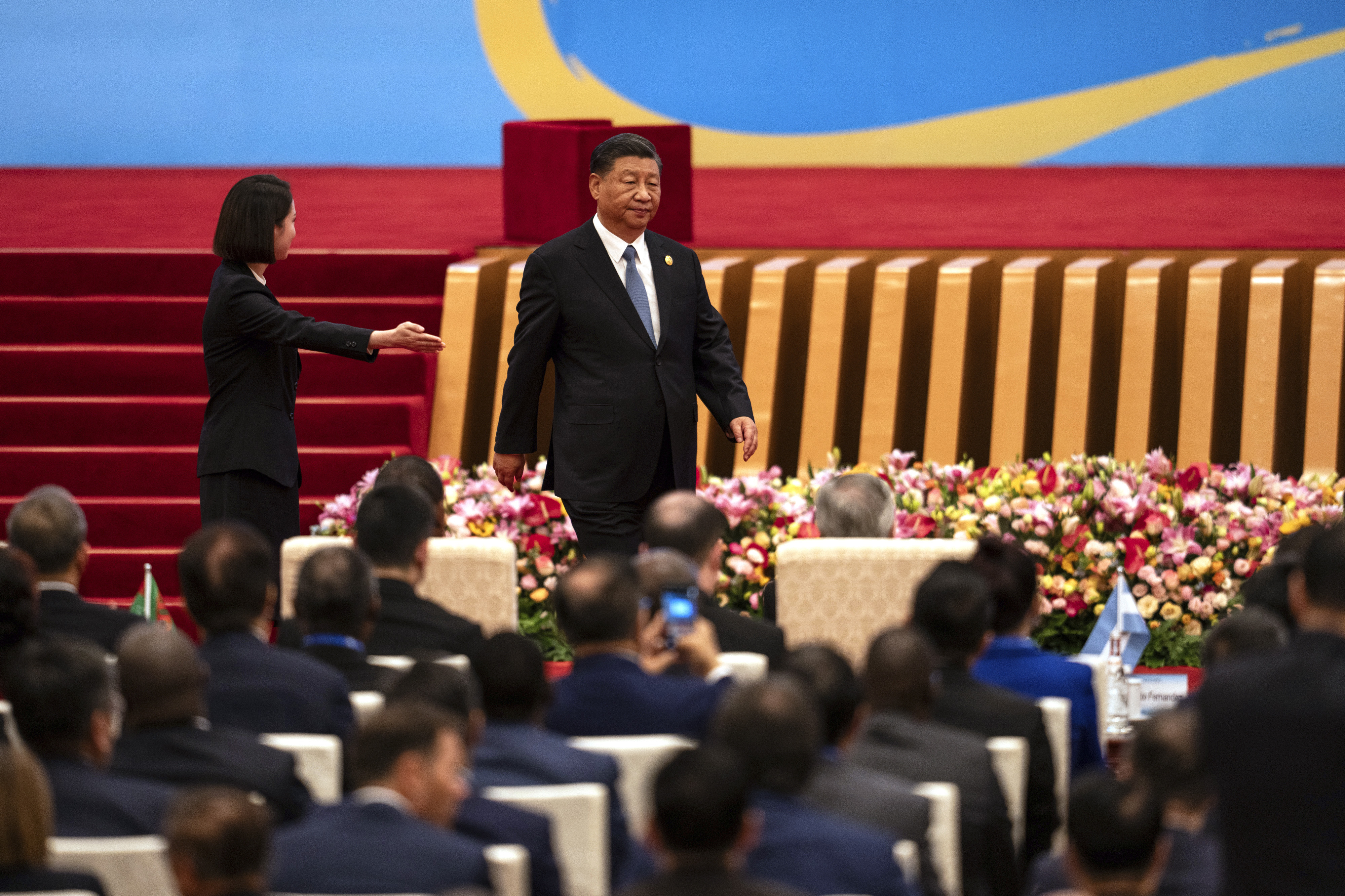 El presidente chino, Xi Jinping, regresa a su asiento después de pronunciar un discurso durante el Foro de la Franja y la Ruta en el Gran Palacio del Pueblo en Beijing, el miércoles 18 de octubre de 2023. (Foto AP/Louise Delmotte)