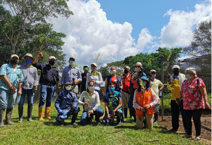 Beneficiarios del Incentivo Forestal Amazónico, del Núcleo de Desarrollo Los Puertos, veredas Puerto Polaco y Puerto Cubarro, Calamar (Guaviare).