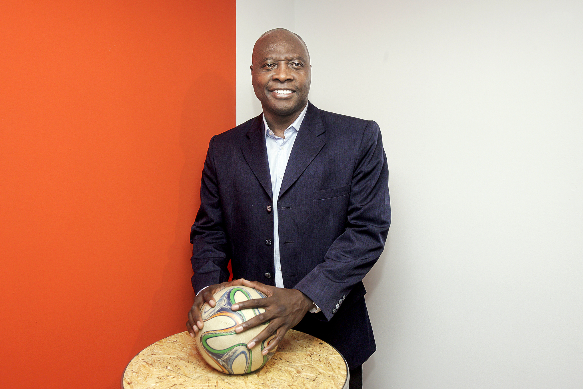 El exfutbolista Freddy Rincón posa el viernes 8 de abril de 2016, en la Casa del Valle, en Bogotá, durante la presentación oficial del proyecto Ídolos de Oro, que  rinde  homenaje y exalta ocho historias de vida de talentosos representantes del Deporte Vallecaucano que han sobresalido en disciplinas como pesas, boxeo, lucha, Judo y fútbol.  Foto: Carlos Julio Martínez / SEMANA