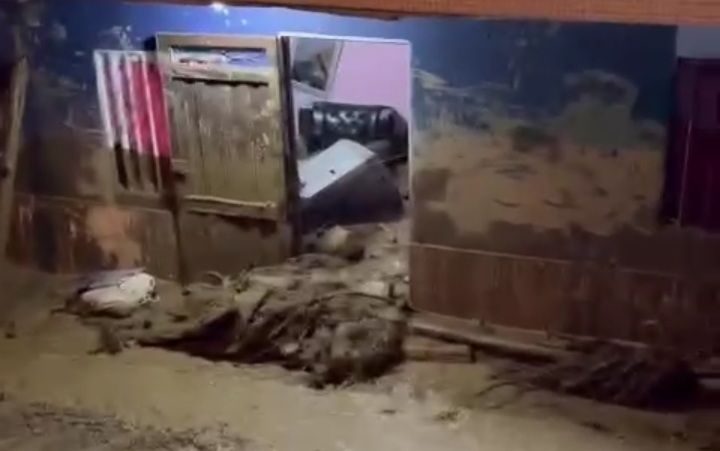 Desbordamiento de quebrada dejó nueve viviendas evacuadas, un caballo muerto y otros desaparecidos en Caldas, Antioquia.