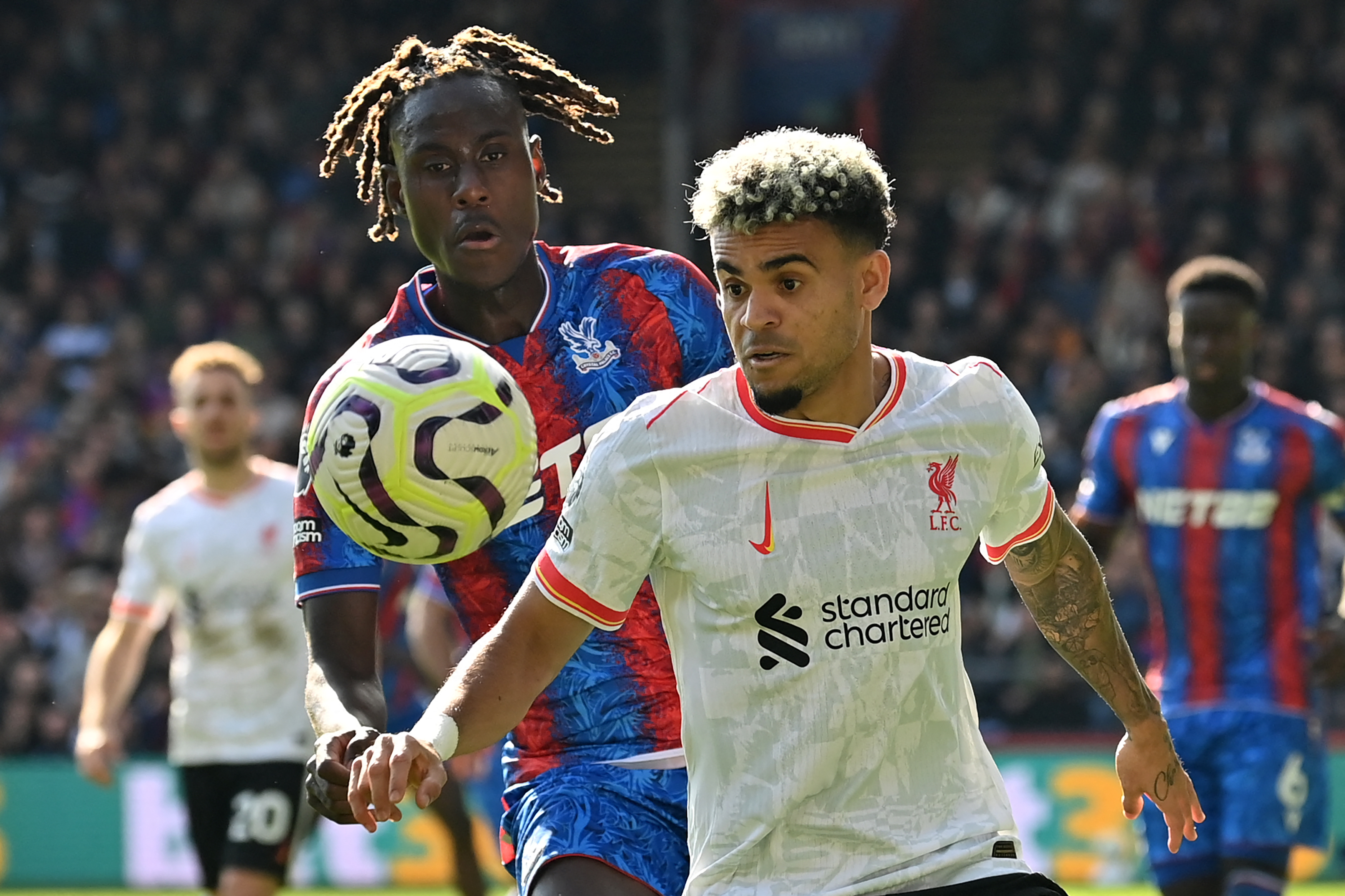 El delantero colombiano del Liverpool, Luis Díaz, compite con el defensor inglés nacido en Sierra Leona, Trevoh Chalobah,  del Crystal Palace, durante el partido de la Premier League. (Foto  Glyn KIRK / AFP)