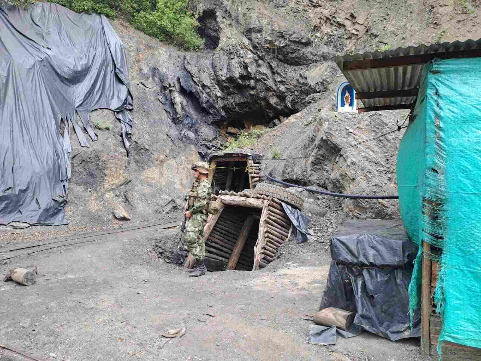 Desmantelan mina ilegal que extraía más de 40 toneladas de carbón diarias y con la que generaban un daño ambiental indiscriminado