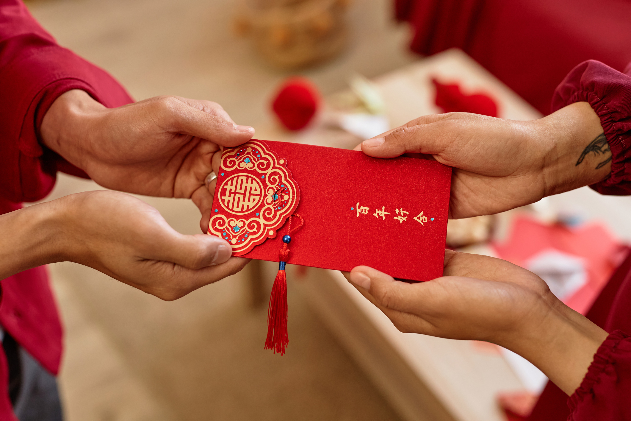 Explore la simbología detrás del color rojo y la tradición de los Hongbao