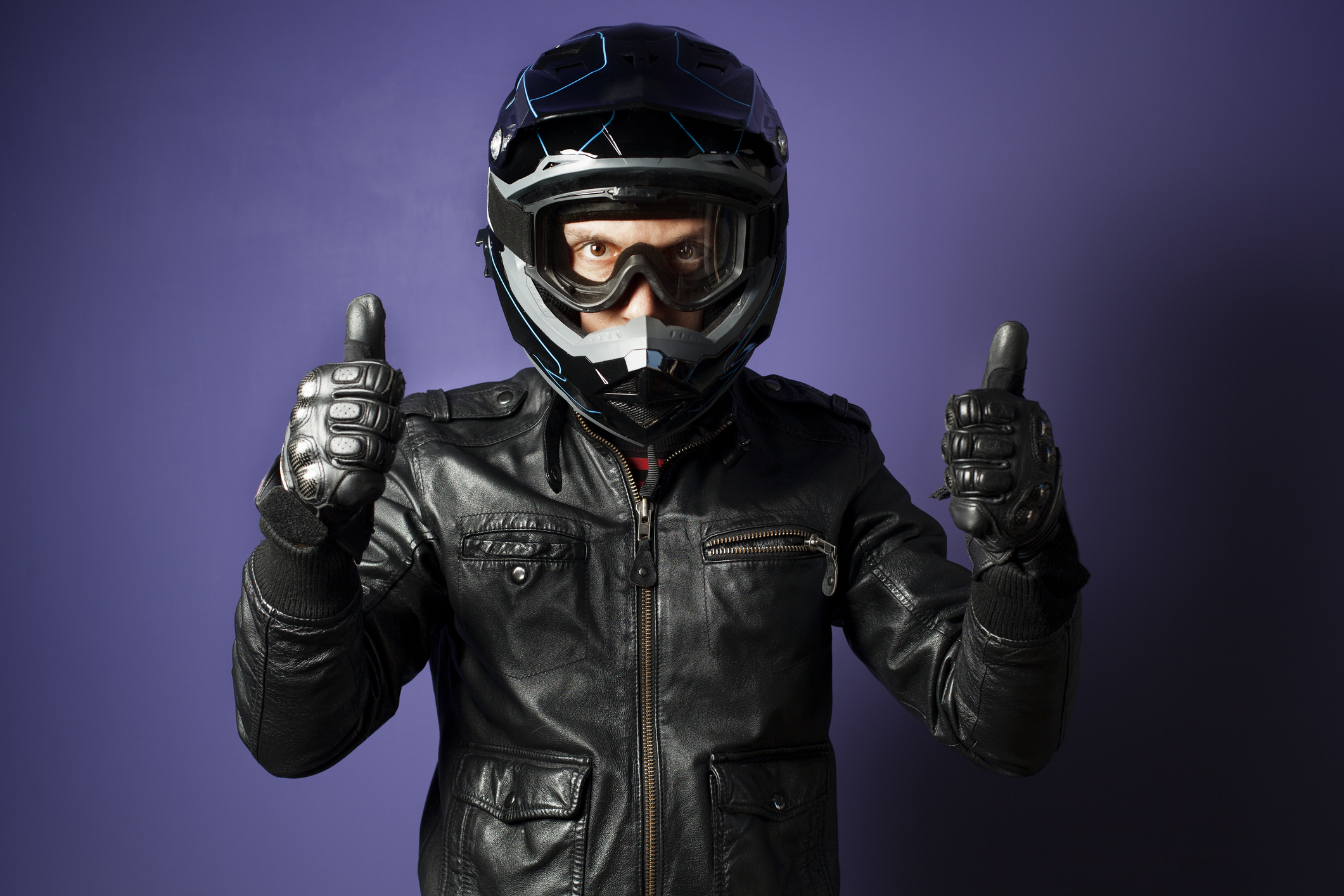 El frío invernal no tiene por qué desanimar a los motociclistas. Con la preparación y las técnicas correctas para enfrentar las bajas temperaturas, es posible mantener el confort en la carretera y seguir disfrutando de cada viaje.