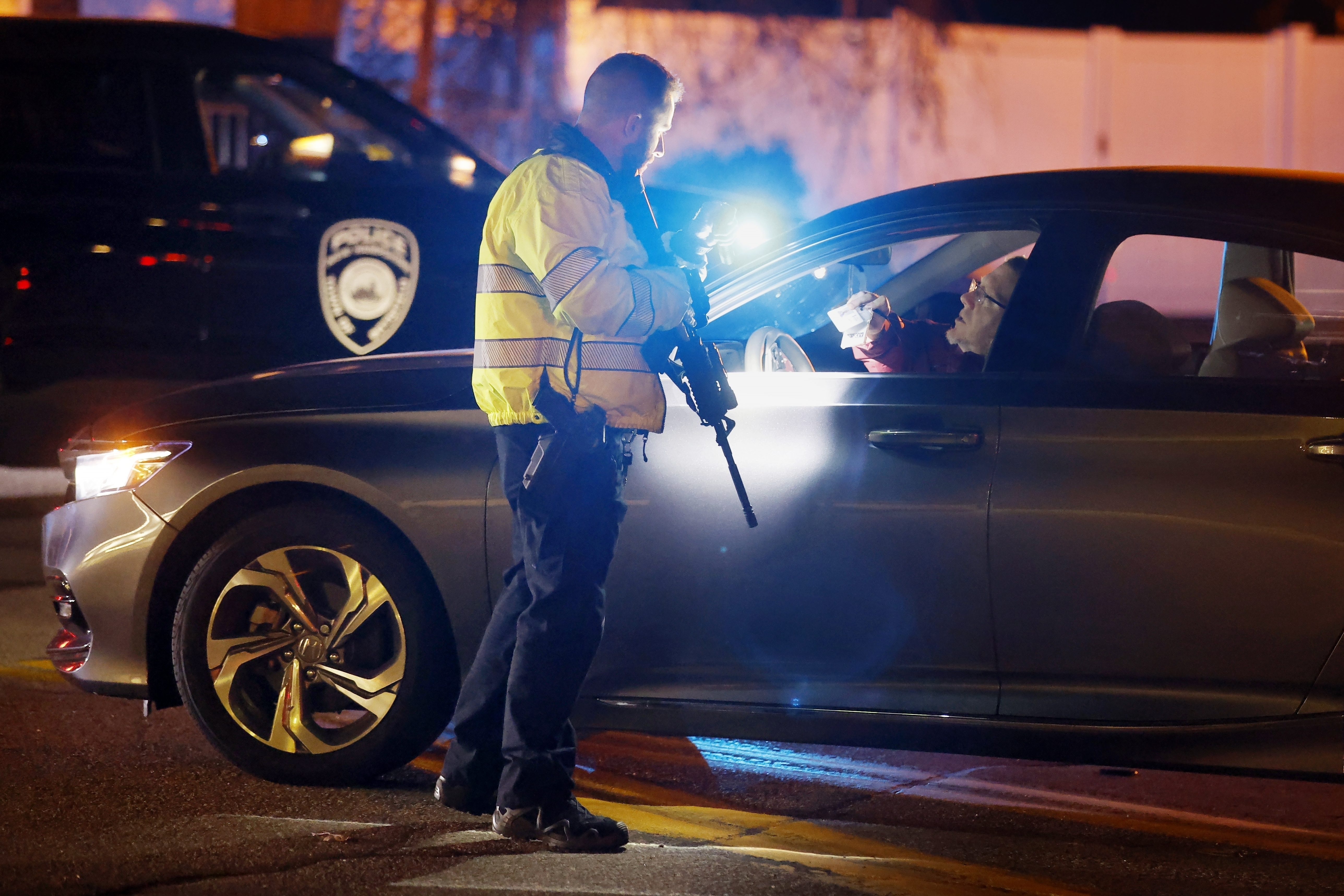 La presencia policial luego que un hombre mató a tiros a un guardia de seguridad de un hospital psiquiátrico en Concord, Nueva Hampshire, el 17 de noviembre de 2023. (Foto AP/Michael Dwyer)