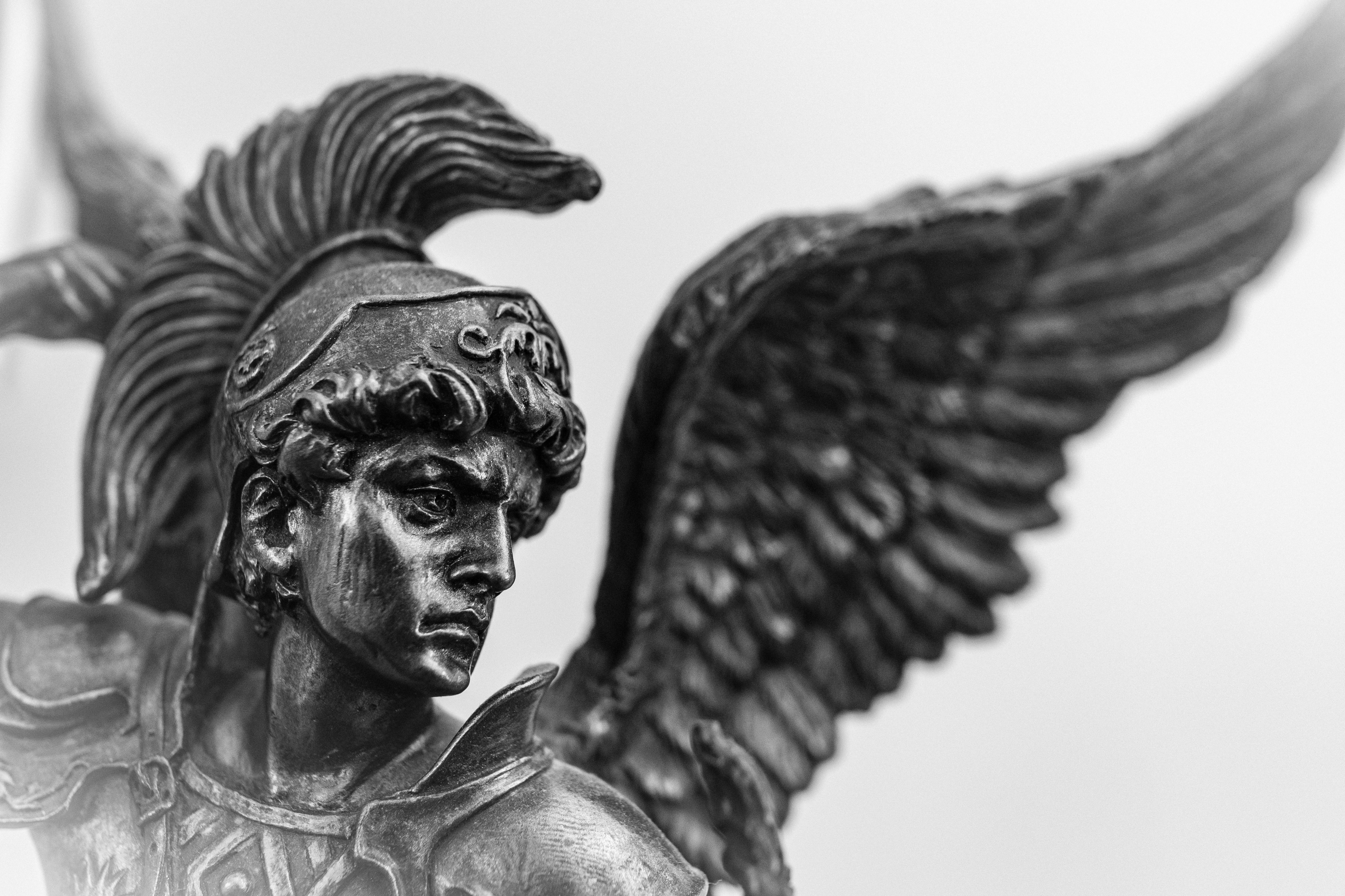 El arcángel Uriel se caracteriza por brindar luz en el camino de la vida.