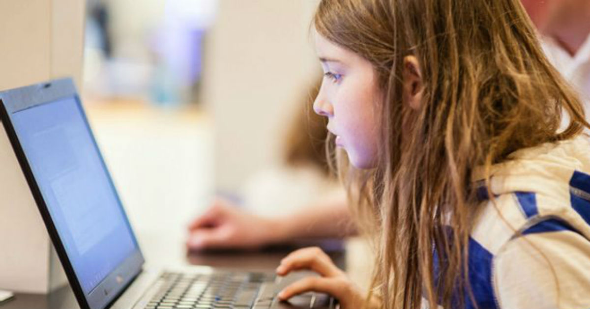 Betsy, de siete años, es aficionada a la tecnología y aceptó el reto que le propusieron.