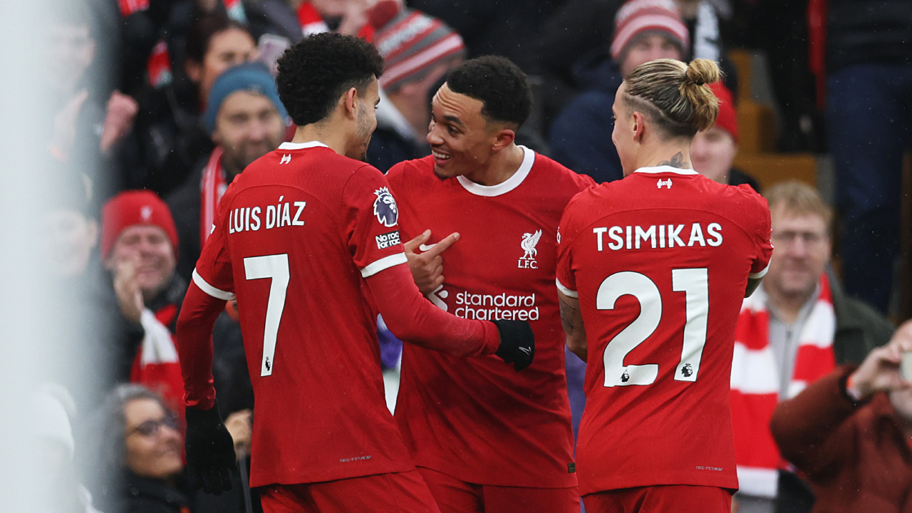 Luis Díaz celebrando uno de los goles de Trent Alexander-Arnold