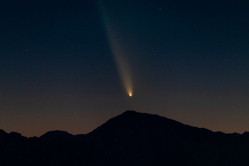 Avistamiento del cometa C/2023 A3 Tsuchinshan-ATLAS cerca de Big Pine, California.