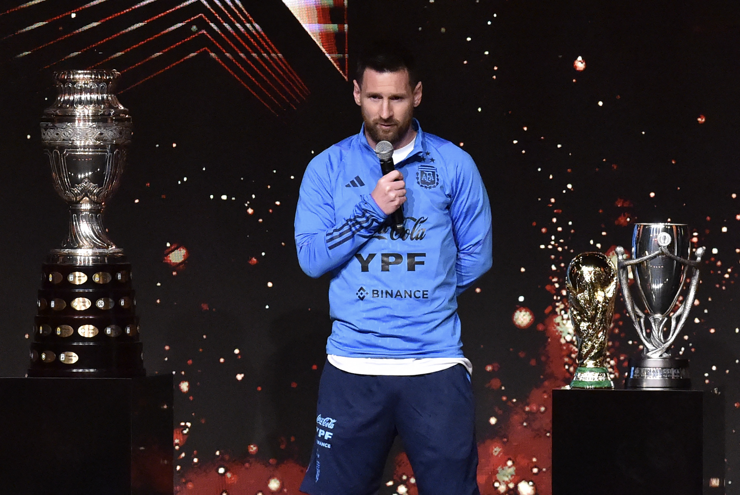 Estatua, bastón y la Copa del Mundo: así fue el homenaje de Conmebol a  Lionel Messi