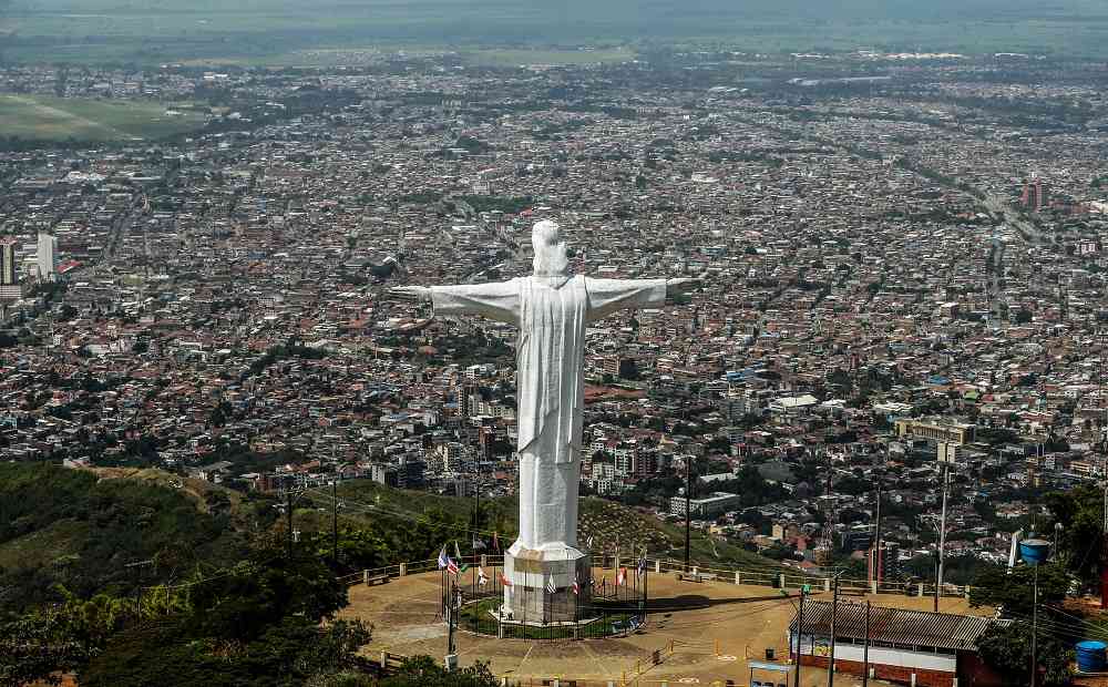 Una panorámica de Cali en la que se aprecia el monumento de Cristo Rey, es vista luego de la  ceremonia de lanzamiento del nuevo helicóptero de la Policía, el miércoles 5 de julio de 2017. La nueva aeronave es un Bell 407 de fabricación estadounidense, que será utilizado en la lucha contra el crimen organizado, la delincuencia común y que contribuirá al mejoramiento de la seguridad pública y ciudadana. En Cali, durante el pasado puente festivo, murieron asesinadas 24 personas.  Foto: Carlos Julio Martínez / SEMANA