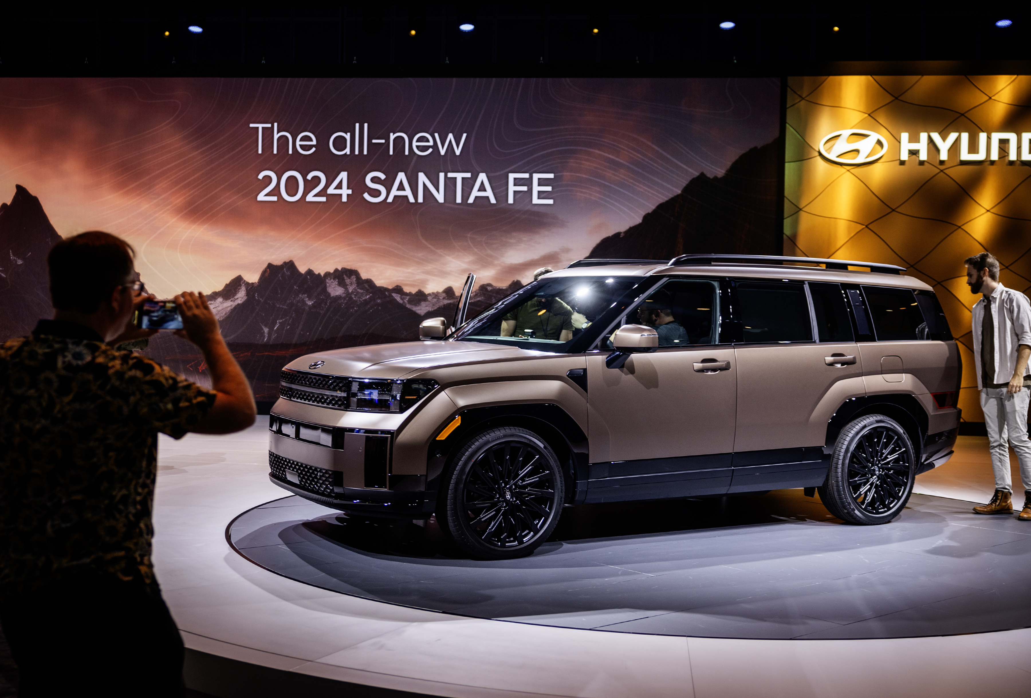 La marca coreana presentó el más reciente  modelo de la Santa Fe. Es híbrida.