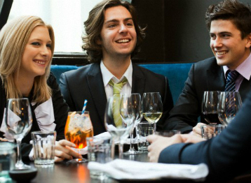 Alcohol: Los surcoreanos son los que beben más alcohol fuerte (unos 24 litros per cápita al año), mientras que las Islas Cook lideran el consumo de cerveza (182 litros por habitante) y Francia el de vino (55 litros por persona al año).