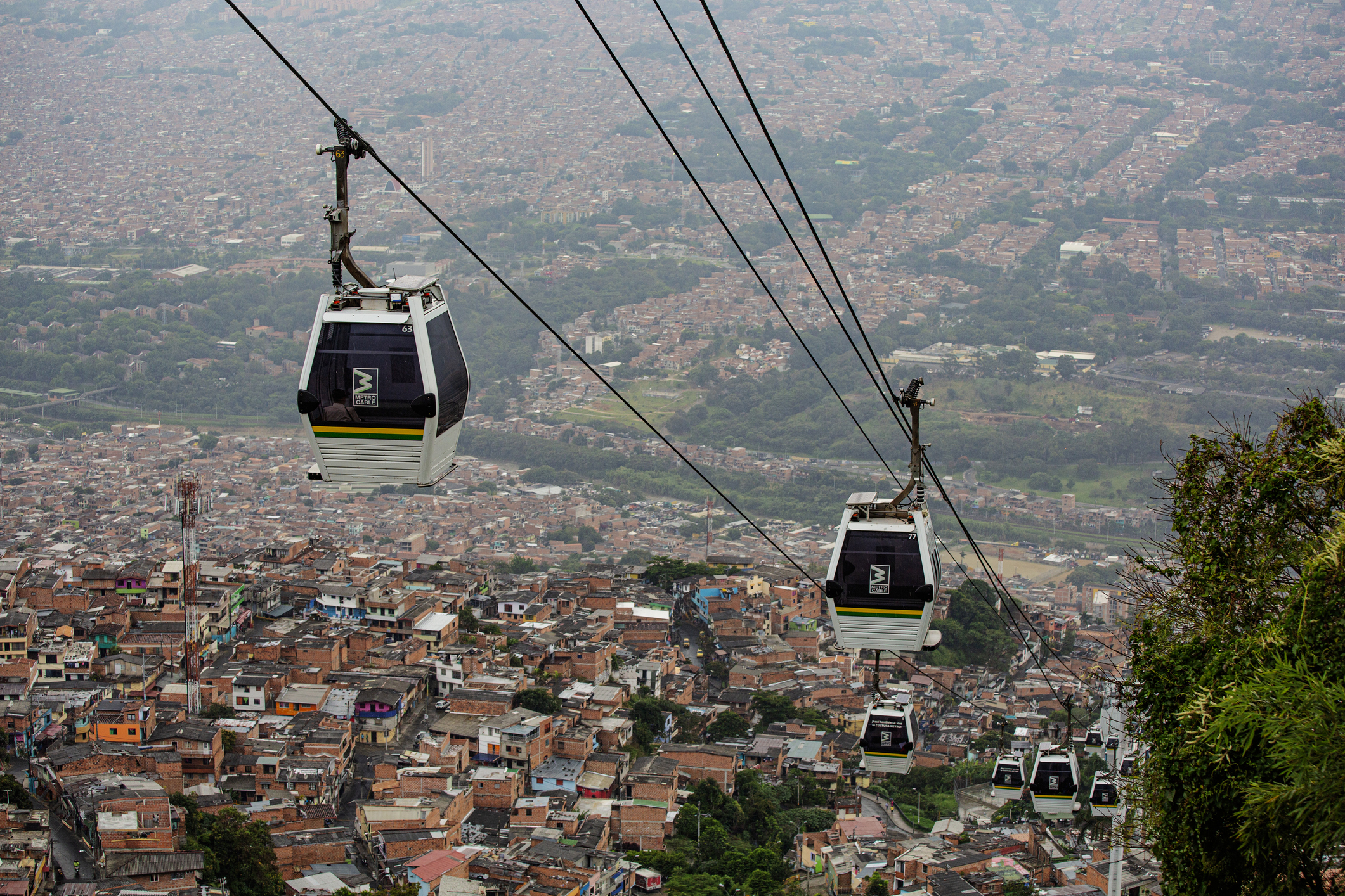 El Matrocable de Medellín es un sistema de transporte que conecta el centro con las laderas de la ciudad.