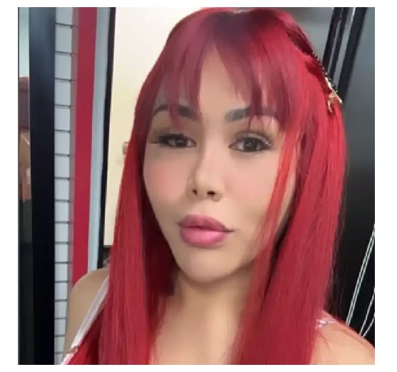 Yina Calderón con el cabello de color rojo.