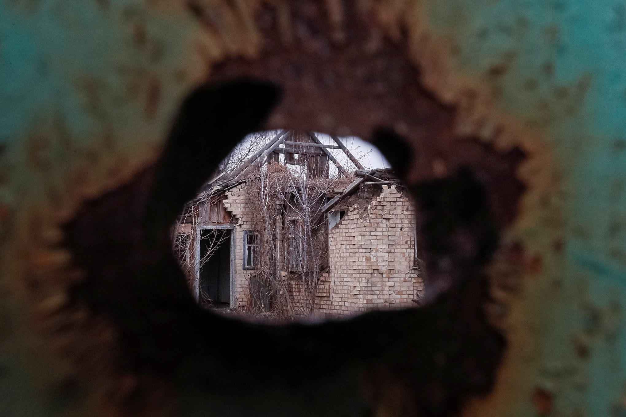 Una casa dañada por los bombardeos se ve en el pueblo de Zaitseve, en la región de Donetsk, Ucrania, 16 de diciembre de 2021. Foto REUTERS/Gleb Garanich