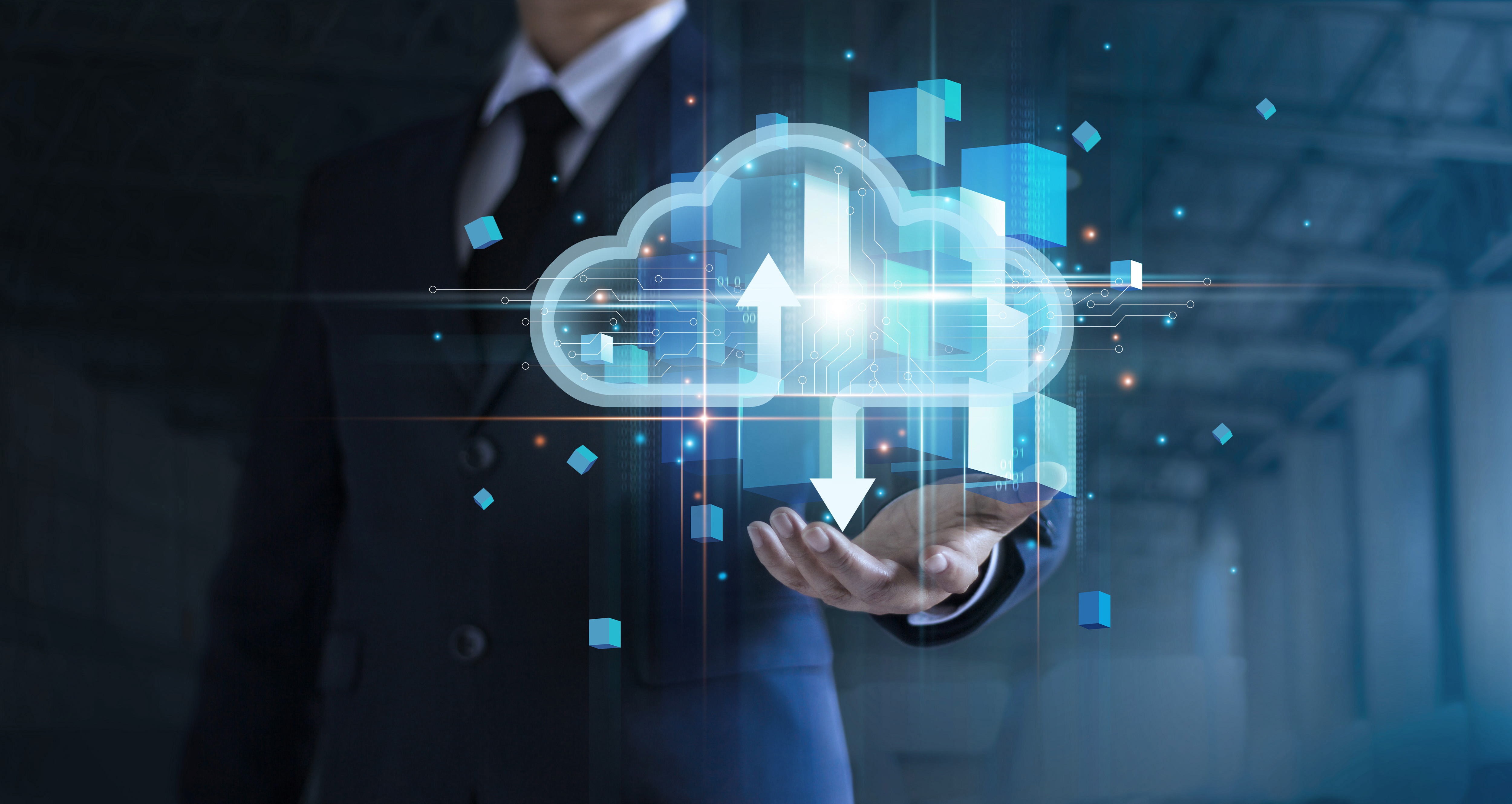 Mano de hombre de negocios sosteniendo la computación en la nube en línea conectándose a análisis de big data. La tecnología de red de cadena de bloques y el almacenamiento de datos de inteligencia desarrollan una decisión inteligente en una solución comercial global.