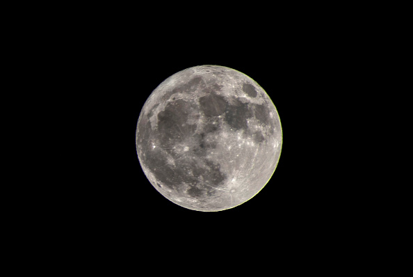 Una superluna llena de esturión se eleva en Guwahati, Assam, India, el 1 de agosto de 2023. La luna de esturión es un término que se usa para describir la luna llena en agosto. (Foto de David Talukdar/NurPhoto vía Getty Images)