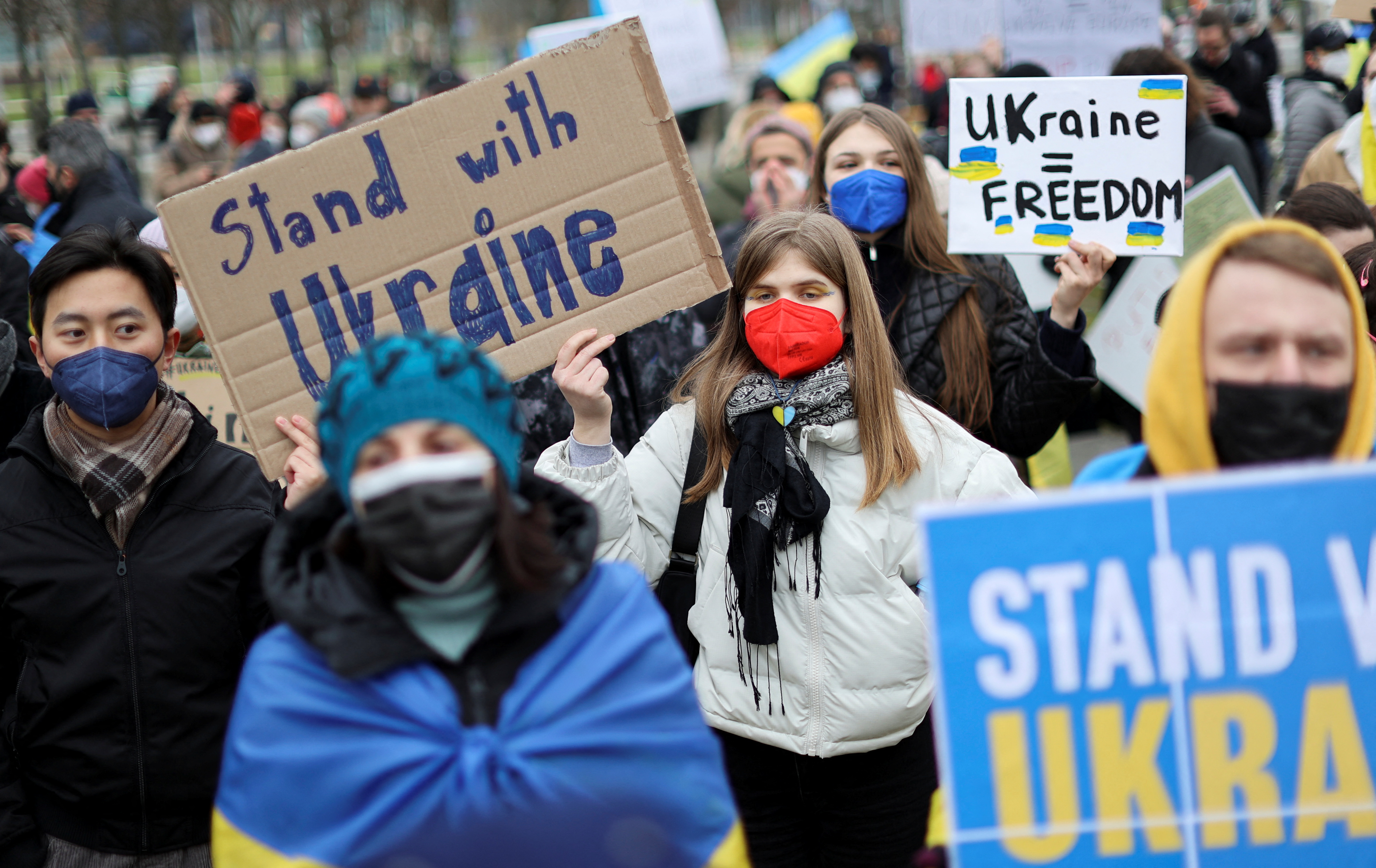 Los manifestantes llevan pancartas durante una protesta contra la guerra frente a la Cancillería, después de que el presidente ruso, Vladimir Putin, autorizó una operación militar en el este de Ucrania, en Berlín, Alemania, el 24 de febrero de 2022. REUTERS/Christian Mang