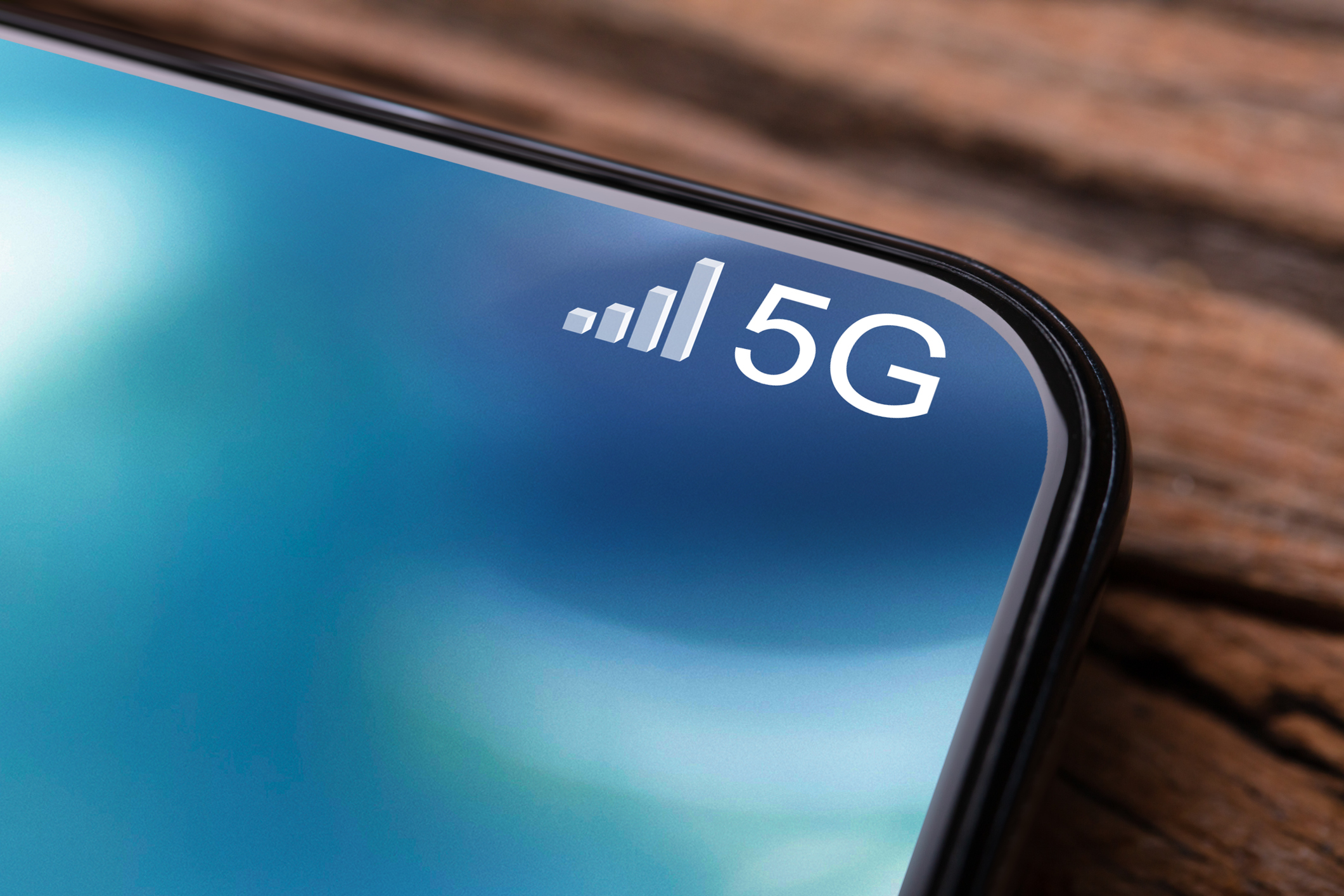 Un celular conectado a 5G Network