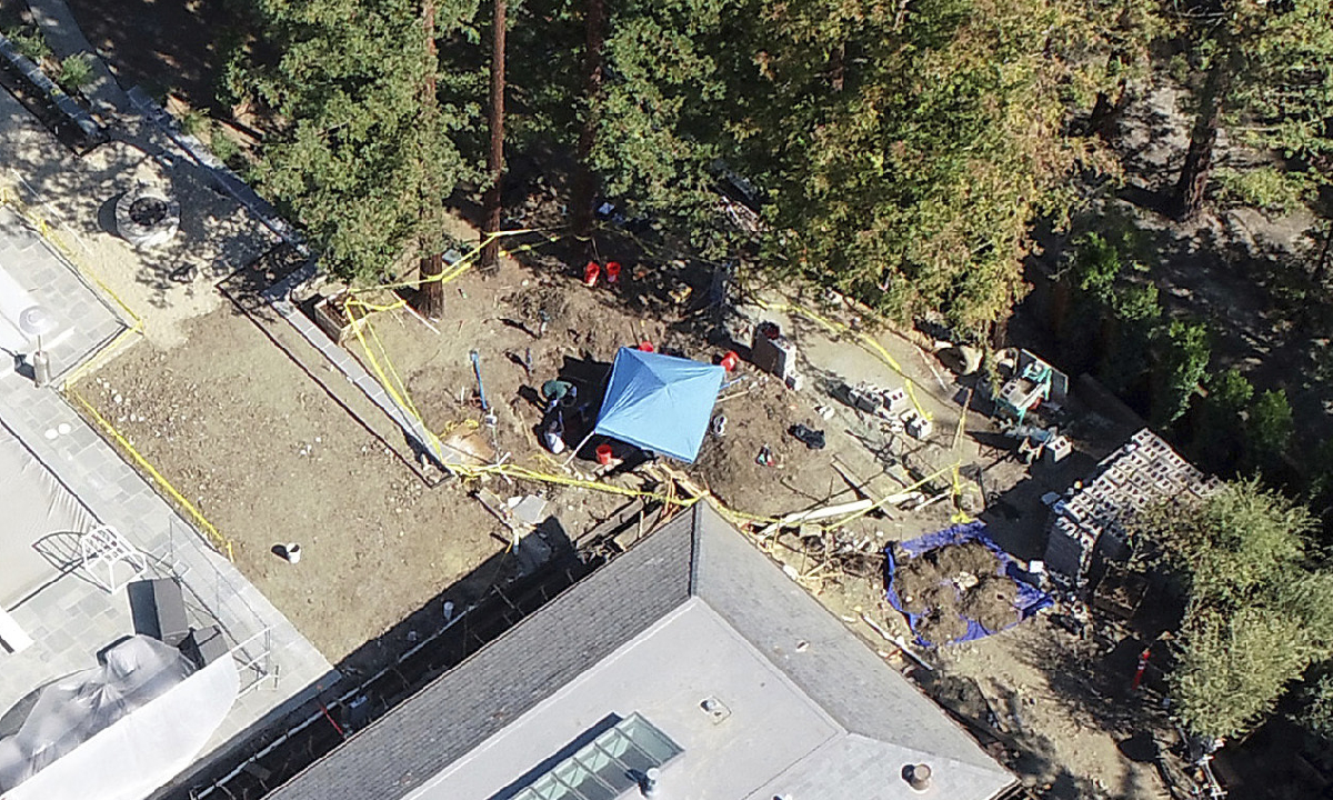 Mercedes Benz enterrado en la parte trasera de mansión en California.