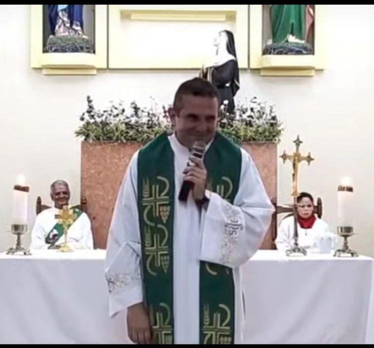 Sacerdote reacciona a dos perros 'cariñosos' que aparecieron en plena misa:  “Hijos míos, no pueden hacer eso aquí”