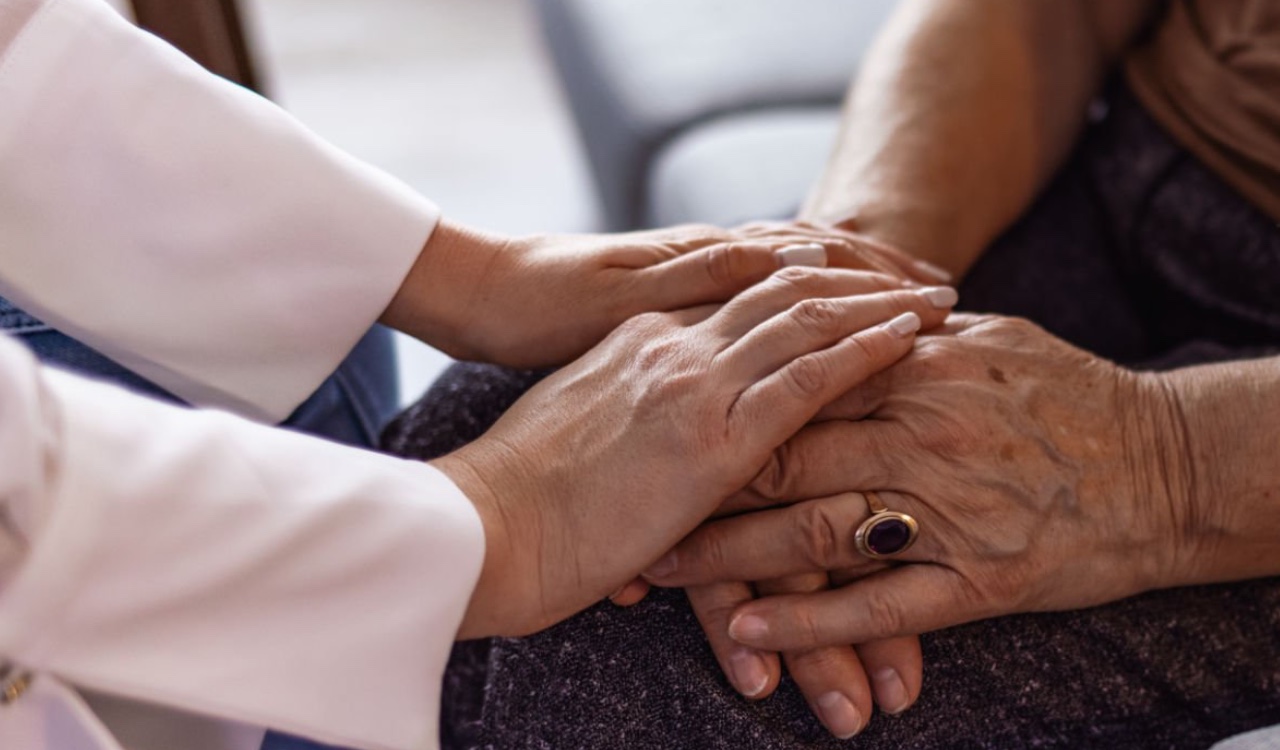 La mujer de 63 años de edad llegó a Miami, pero nunca se encontró con la persona que la esperaba en el aeropuerto