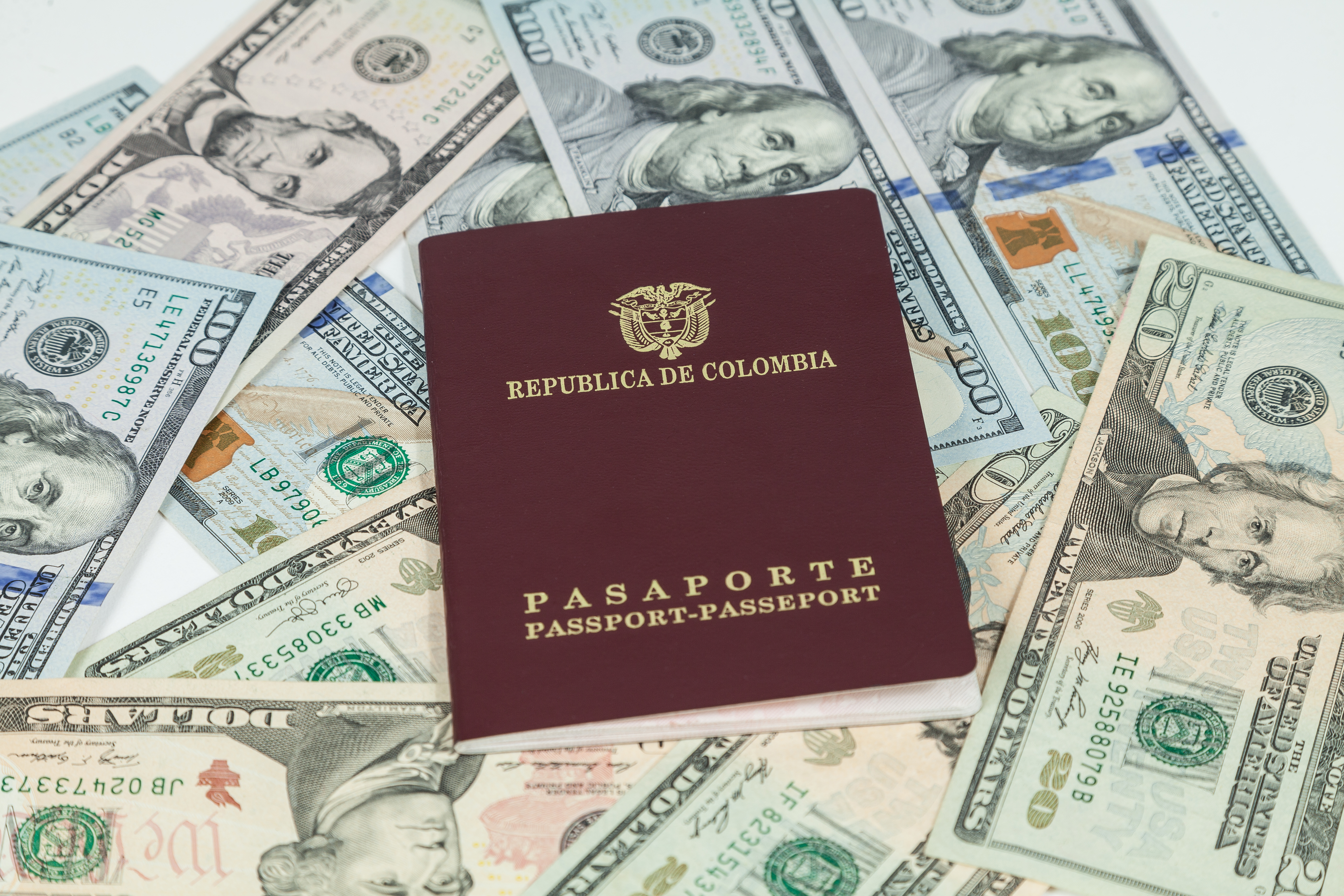 concepto de viaje, pasaporte colombiano con billetes de dólar para viajar al exterior