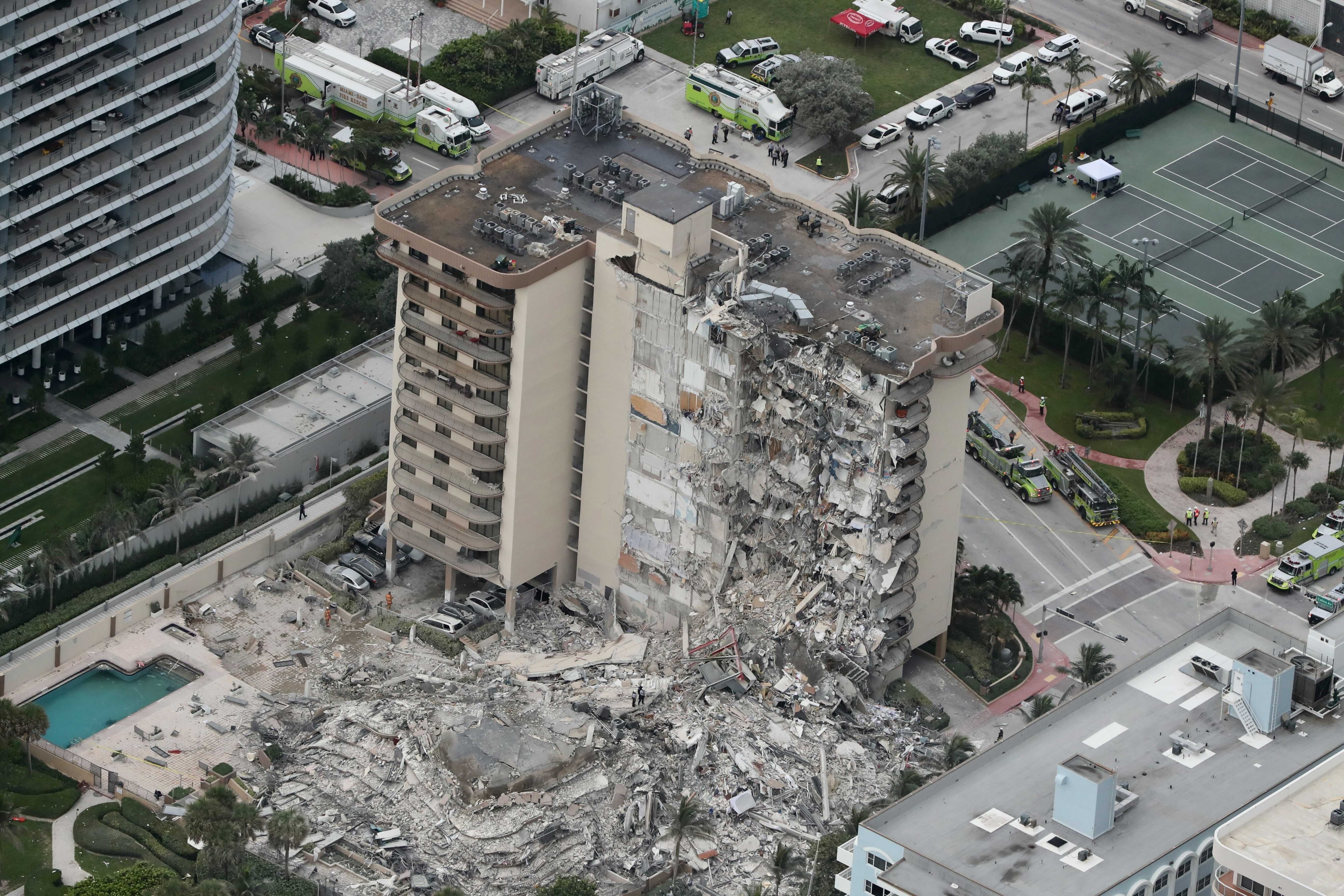 La foto aérea muestra los restos de la torre que se habría derrumbado en el condominio Champlain Towers. Según expertos, la construcción se venía hundiendo desde 1990. Foto: Amy Beth Bennett /South Florida Sun-Sentinel via AP