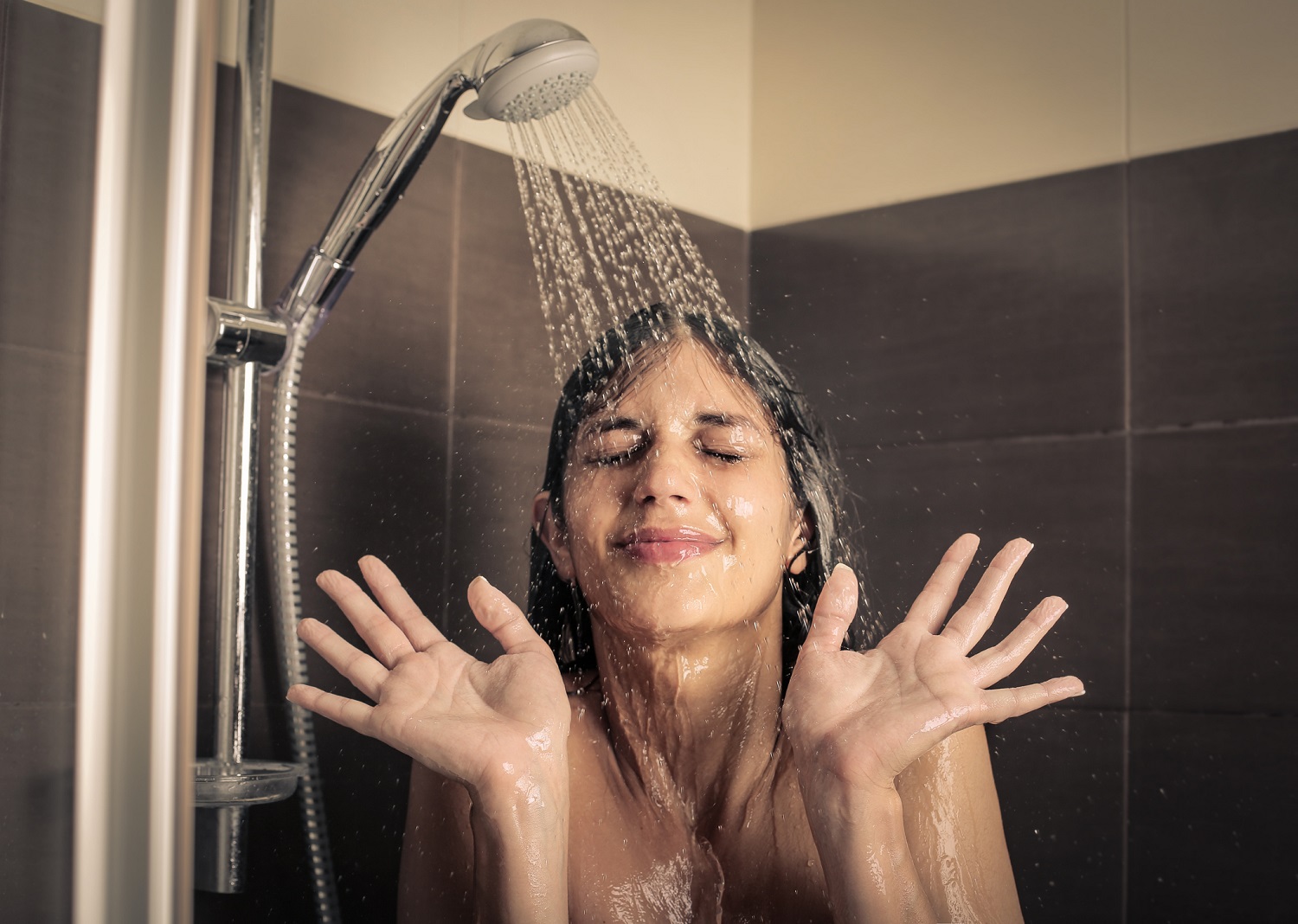 Baño con agua fría o caliente, ¿cuál tiene mejores beneficios para la salud?