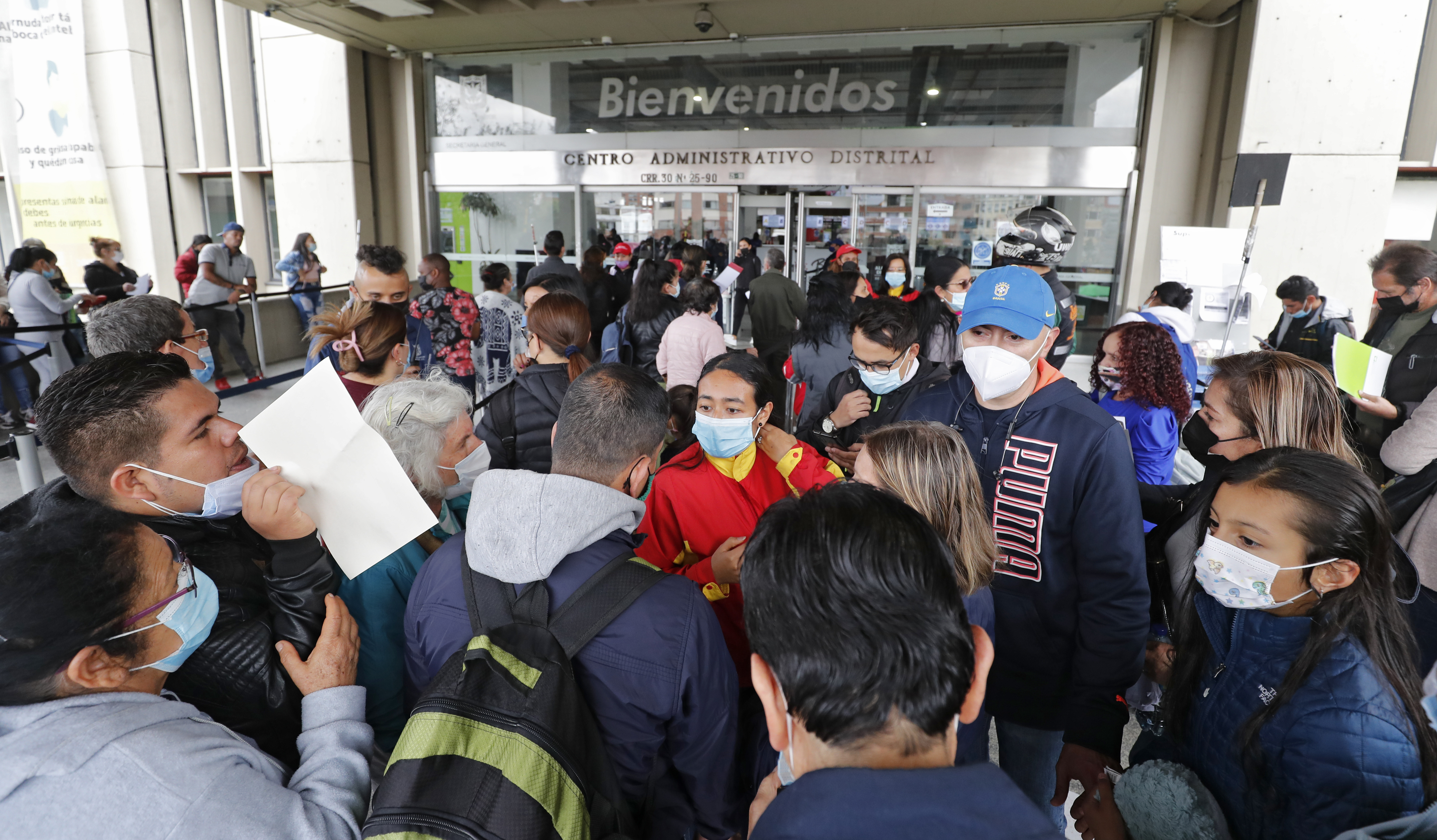 Capitalinos hacen largas filas  para ingresar al Supercade y completar el pago impuestos de Bogotá