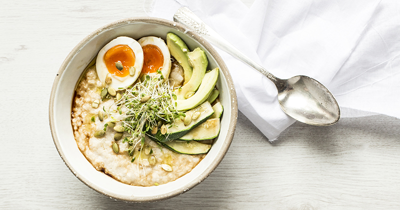 Cereal caliente de avena con huevo pochado y vegetales